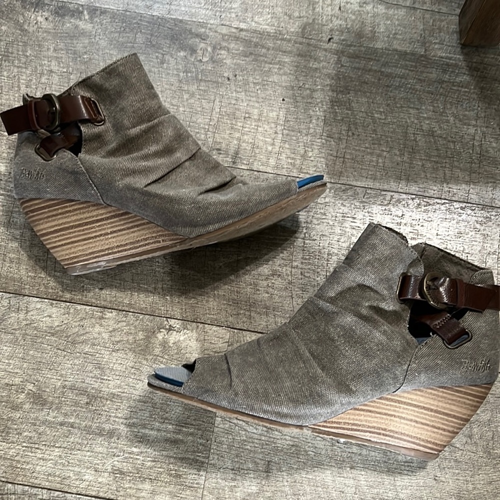 Blowfish womens size 11 wedge booties